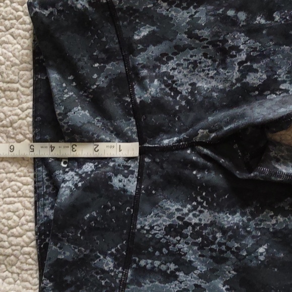 Alo Yoga XS Capri Snakeskin Print Leggings - Picture 10 of 13